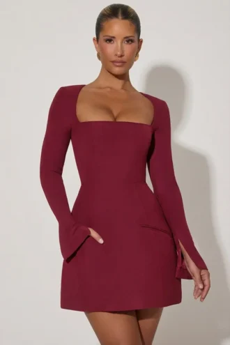 Robe Taesha à col carré et coupe tulipe structurée, couleur rouge vin