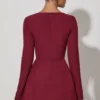 Robe Taesha à col carré et coupe tulipe structurée, couleur rouge vin Robe Taesha à col carré et coupe tulipe structurée, couleur rouge vin