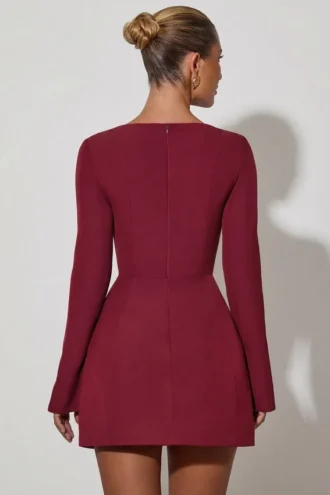 Robe Taesha à col carré et coupe tulipe structurée, couleur rouge vin