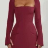 Robe Taesha à col carré et coupe tulipe structurée, couleur rouge vin Robe Taesha à col carré et coupe tulipe structurée, couleur rouge vin