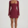 Robe Taesha à col carré et coupe tulipe structurée, couleur rouge vin Robe Taesha à col carré et coupe tulipe structurée, couleur rouge vin