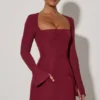 Robe Taesha à col carré et coupe tulipe structurée, couleur rouge vin Robe Taesha à col carré et coupe tulipe structurée, couleur rouge vin