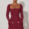 Robe Taesha à col carré et coupe tulipe structurée, couleur rouge vin Robe Taesha à col carré et coupe tulipe structurée, couleur rouge vin