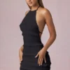Robe Tarryn à volants, dos nu et col licou, en noir Robe Tarryn à volants, dos nu et col licou, en noir