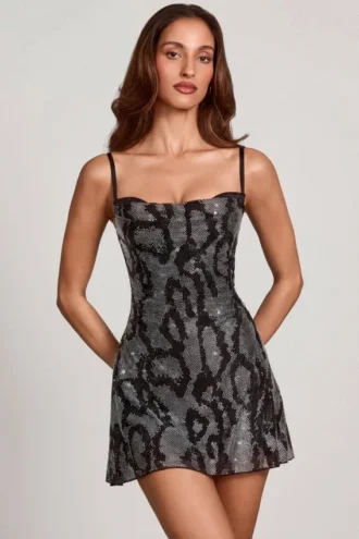 Robe trapèze à col bénitier ornée Dianora en serpent argenté