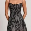 Robe trapèze à col bénitier ornée Dianora en serpent argenté Robe trapèze à col bénitier ornée Dianora en serpent argenté
