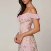 Robe trapèze à lacets et ornements Jacira, rose pâle Robe trapèze à lacets et ornements Jacira, rose pâle
