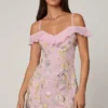 Robe trapèze à lacets et ornements Jacira, rose pâle Robe trapèze à lacets et ornements Jacira, rose pâle