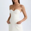 Robe tulipe structurée sans bretelles Arta, couleur vanille Robe tulipe structurée sans bretelles Arta, couleur vanille