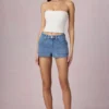 Short Beata à taille haute et coupe trapèze, délavage bleu moyen Short Beata à taille haute et coupe trapèze, délavage bleu moyen