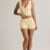 Short Lisha en modal côtelé à taille mi-haute et revers, couleur jaune crème Short Lisha en modal côtelé à taille mi-haute et revers, couleur jaune crème