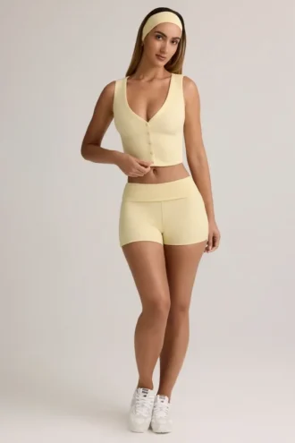 Short Lisha en modal côtelé à taille mi-haute et revers, couleur jaune crème