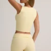Short Lisha en modal côtelé à taille mi-haute et revers, couleur jaune crème Short Lisha en modal côtelé à taille mi-haute et revers, couleur jaune crème