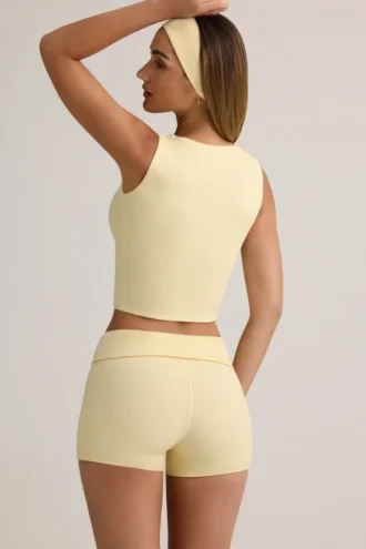 Short Lisha en modal côtelé à taille mi-haute et revers, couleur jaune crème