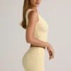 Short Lisha en modal côtelé à taille mi-haute et revers, couleur jaune crème Short Lisha en modal côtelé à taille mi-haute et revers, couleur jaune crème