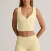 Short Lisha en modal côtelé à taille mi-haute et revers, couleur jaune crème Short Lisha en modal côtelé à taille mi-haute et revers, couleur jaune crème