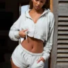 Shorts taille moyenne avec boutons, gris clair Shorts taille moyenne avec boutons, gris clair