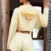 Shorts taille moyenne à boutons, couleur citron Shorts taille moyenne à boutons, couleur citron
