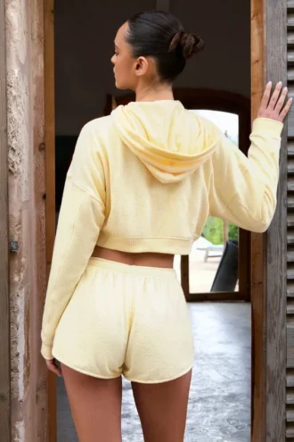 Shorts taille moyenne à boutons, couleur citron Shorts taille moyenne à boutons, couleur citron
