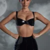 Soutien-gorge à bonnets incurvés en vinyle Enchant Me, noir Soutien-gorge à bonnets incurvés en vinyle Enchant Me, noir
