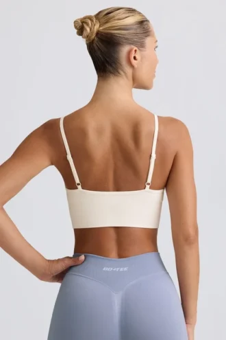 Soutien-gorge de sport Define Luxe à col en V, blanc