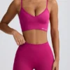 Soutien-gorge de sport Define Luxe à col en V, couleur Berry Soutien-gorge de sport Define Luxe à col en V, couleur Berry