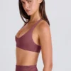 Soutien-gorge de sport à dos croisé et encolure en V, couleur Açaï Soutien-gorge de sport à dos croisé et encolure en V, couleur Açaï