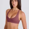 Soutien-gorge de sport à dos croisé et encolure en V, couleur Açaï Soutien-gorge de sport à dos croisé et encolure en V, couleur Açaï