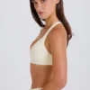 Soutien-gorge de sport à dos croisé et encolure en V, couleur crème Soutien-gorge de sport à dos croisé et encolure en V, couleur crème