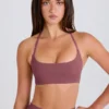 Soutien-gorge de sport à encolure dégagée et dos nu, extensible dans les quatre sens, couleur açaï Soutien-gorge de sport à encolure dégagée et dos nu, extensible dans les quatre sens, couleur açaï