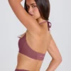 Soutien-gorge de sport à encolure dégagée et dos nu, extensible dans les quatre sens, couleur açaï Soutien-gorge de sport à encolure dégagée et dos nu, extensible dans les quatre sens, couleur açaï