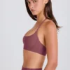 Soutien-gorge de sport à encolure dégagée et dos nu, extensible dans les quatre sens, couleur açaï Soutien-gorge de sport à encolure dégagée et dos nu, extensible dans les quatre sens, couleur açaï