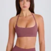Soutien-gorge de sport à encolure dégagée et dos nu, extensible dans les quatre sens, couleur açaï Soutien-gorge de sport à encolure dégagée et dos nu, extensible dans les quatre sens, couleur açaï