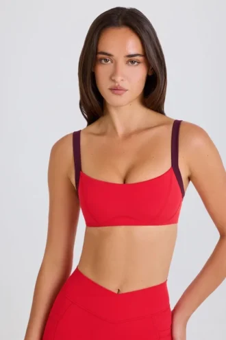 Soutien-gorge de sport Soft Active à bordures contrastées, couleur rouge fraise
