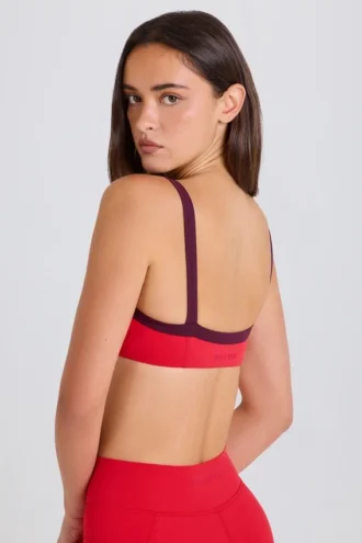 Soutien-gorge de sport Soft Active à bordures contrastées, couleur rouge fraise