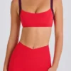 Soutien-gorge de sport Soft Active à bordures contrastées, couleur rouge fraise Soutien-gorge de sport Soft Active à bordures contrastées, couleur rouge fraise