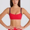 Soutien-gorge de sport Soft Active à bordures contrastées, couleur rouge fraise Soutien-gorge de sport Soft Active à bordures contrastées, couleur rouge fraise