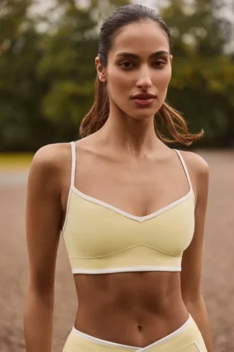 Soutien-gorge de sport Soft Active à encolure en cœur et contrasté, couleur jaune pâle