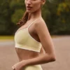 Soutien-gorge de sport Soft Active à encolure en cœur et contrasté, couleur jaune pâle Soutien-gorge de sport Soft Active à encolure en cœur et contrasté, couleur jaune pâle