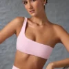 Soutien-gorge de sport à une bretelle en rose glacé délavé Soutien-gorge de sport à une bretelle en rose glacé délavé