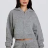 Sweat à capuche court zippé en maille douce, gris