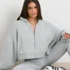Sweat à capuche court zippé en maille épaisse TRUE, gris chiné Sweat à capuche court zippé en maille épaisse TRUE, gris chiné