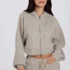 Sweat court à capuche zippé en maille douce, couleur beige