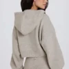 Sweat court à capuche zippé en maille douce, couleur beige