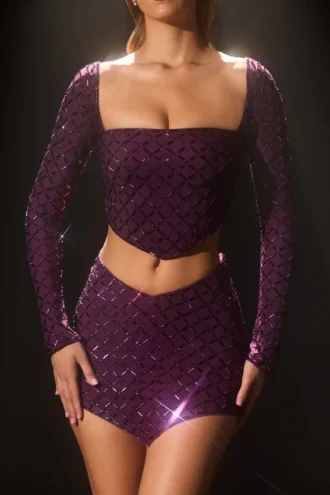 Thora, haut court asymétrique orné de détails, couleur violet foncé
