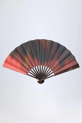 Éventail pliable Hestia à imprimé rouge flou