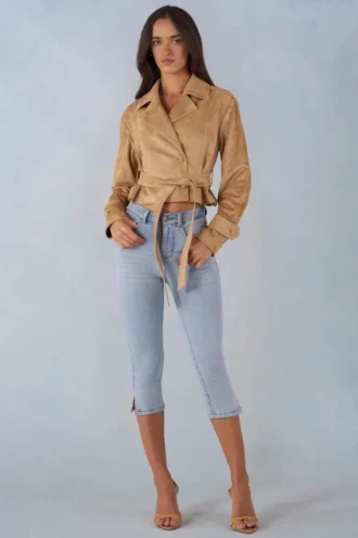 Veste courte ceinturée Noelie en simili-suède beige