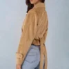 Veste courte ceinturée Noelie en simili-suède beige Veste courte ceinturée Noelie en simili-suède beige
