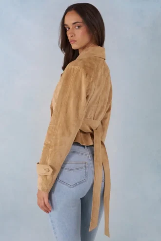 Veste courte ceinturée Noelie en simili-suède beige
