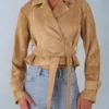 Veste courte ceinturée Noelie en simili-suède beige Veste courte ceinturée Noelie en simili-suède beige
